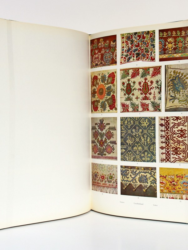 L’Art populaire en Europe Tissus Tapis Broderies, H. Th. Bossert. Éditions Albert Morancé, sans date. Pages intérieures 2.