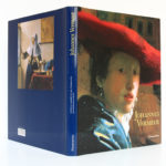Johannes Vermeer, sous la direction de Arthur K. WHEELOCK Jr. Expositions La Haye et Washington 1995 et 1996. Jaquette : dos et plats.