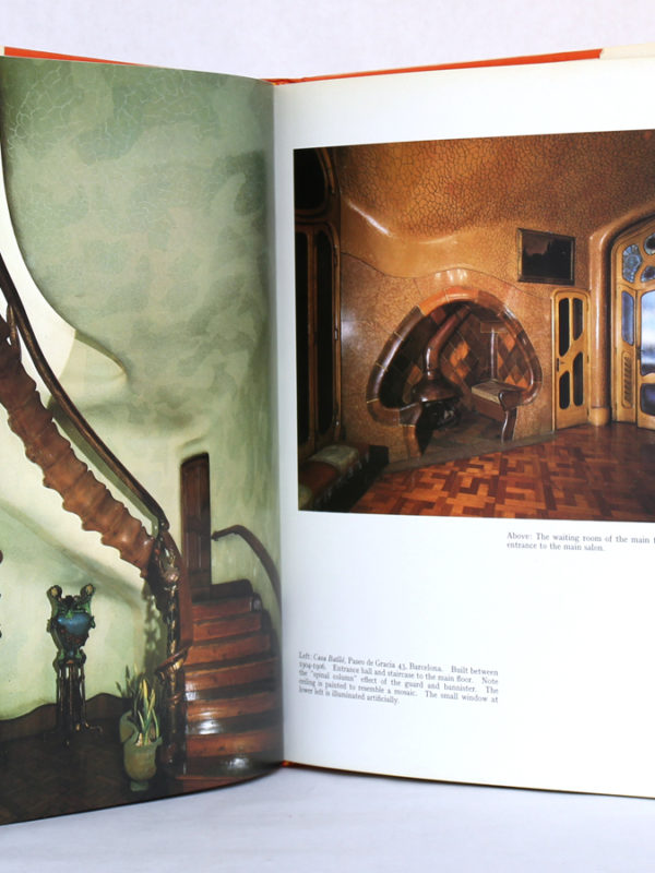 Gaudi the Visionary, Robert DESCHARNES et Clovis PRÉVOST. Dorset Press, 1989. Pages intérieures 3.