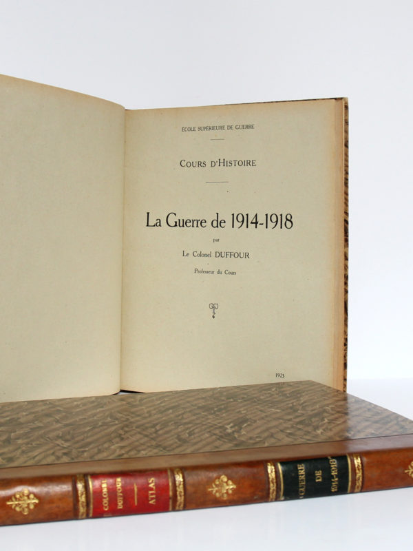 La Guerre de 1914-1918. Cours d’histoire. Colonel DUFFOUR. École supérieure de guerre, 1923. 2 volumes. Page titre du volume de textes.