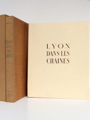 Lyon dans les chaînes, Pierre SCIZE. Illustrations de Julien PAVIL. B. Arnaud Éditeur, 1945. Couverture, étui et chemise.
