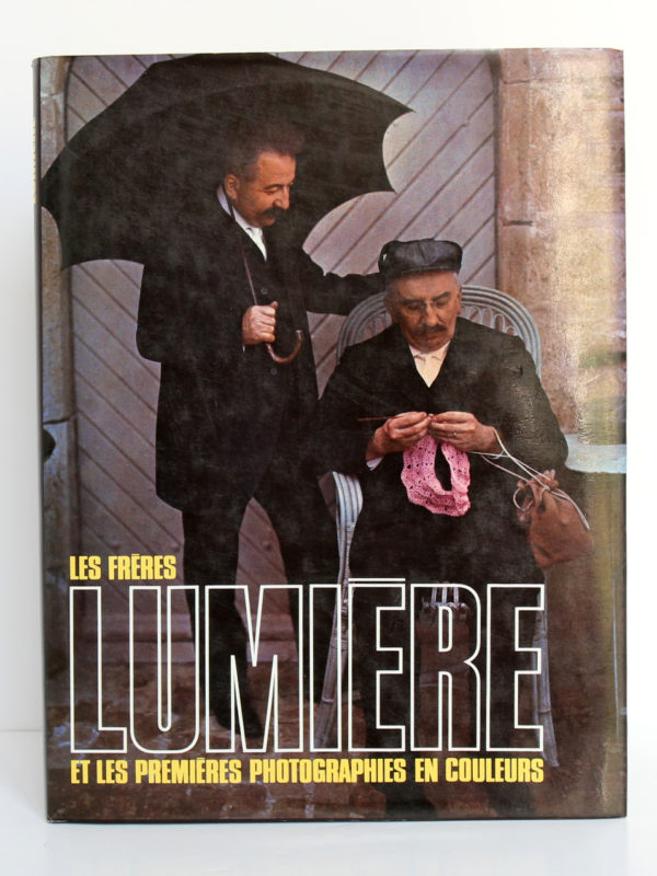 Les frères Lumière et les premières photographies en couleurs. André Barret Éditeur, 1989. Couverture.